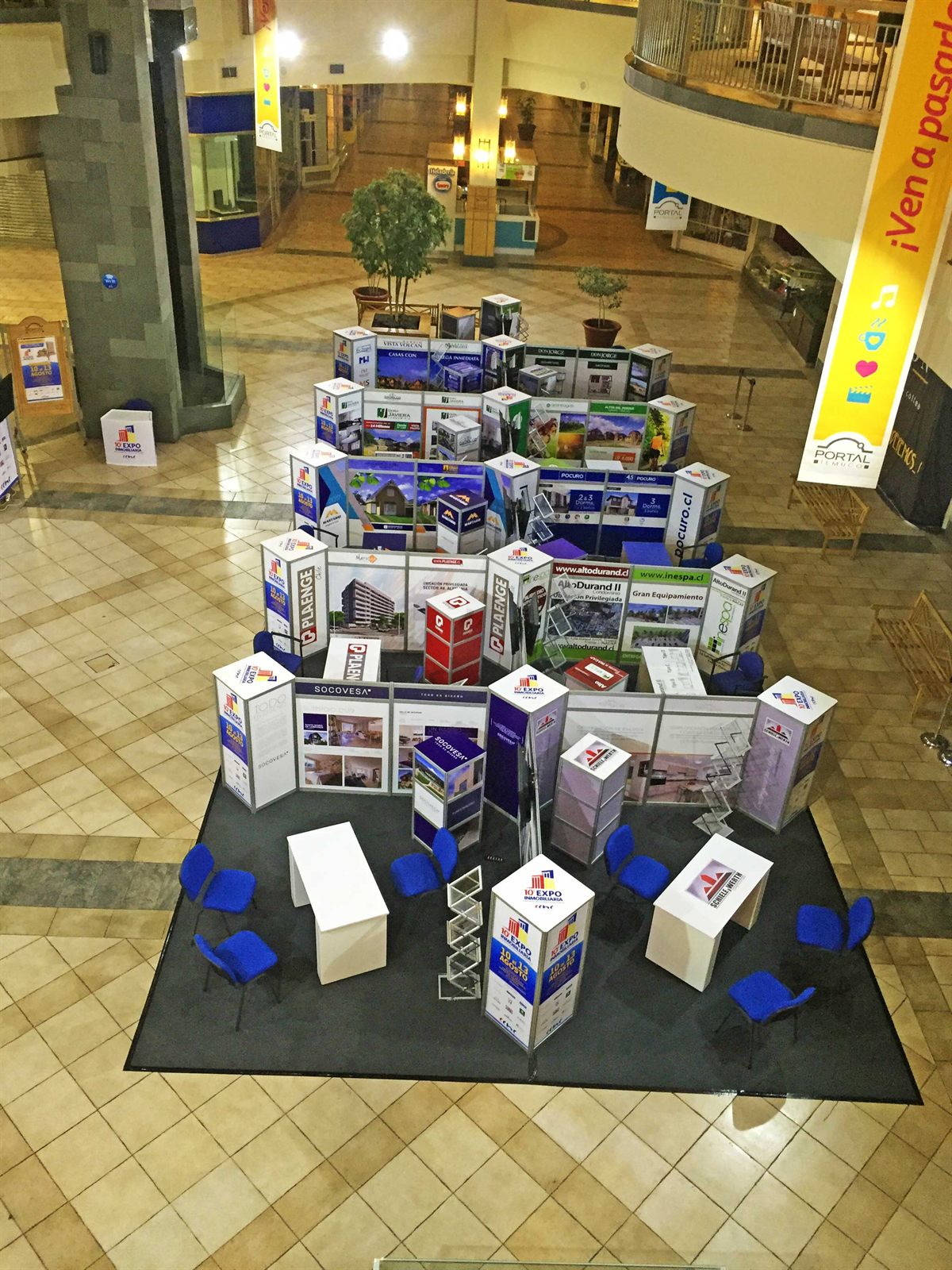 Expo inmobiliaria montada en mall