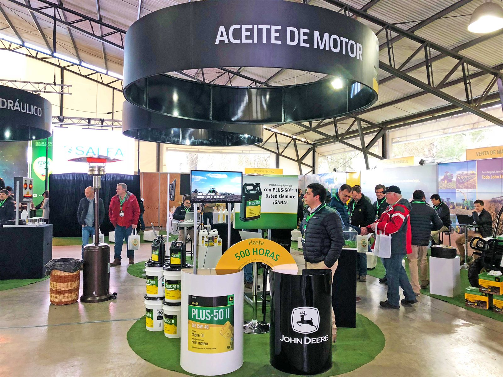 Stand de feria con público