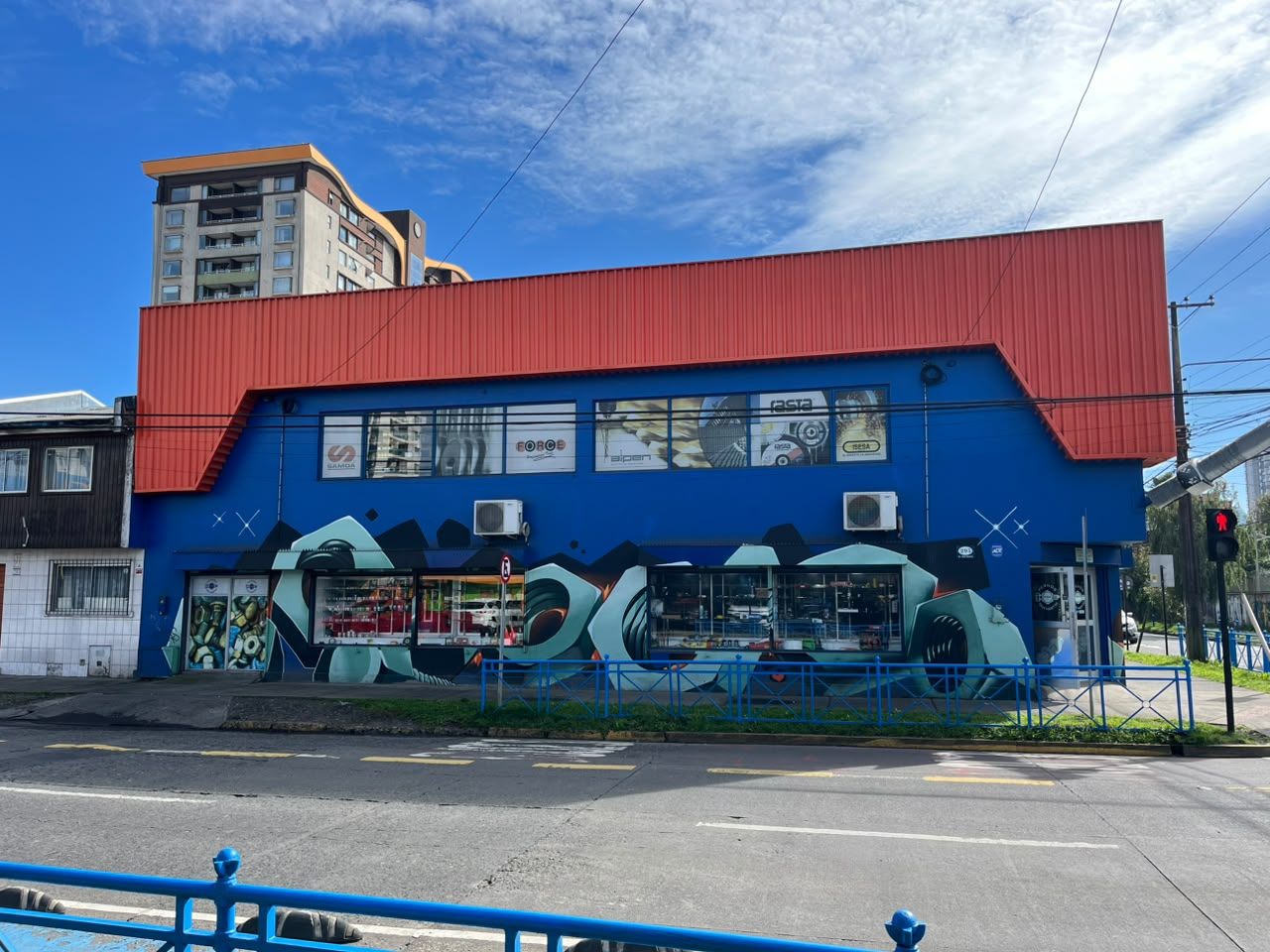 Gráfica mural impresa en fachada de tienda