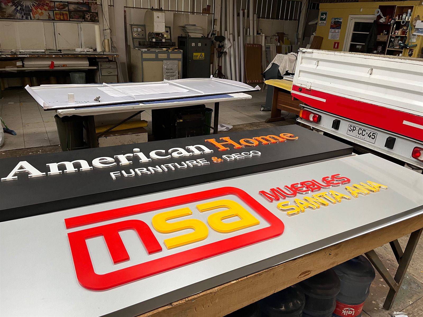 Letras corpóreas para American Home y Muebles Santa Ana, en fabricación en nuestro taller