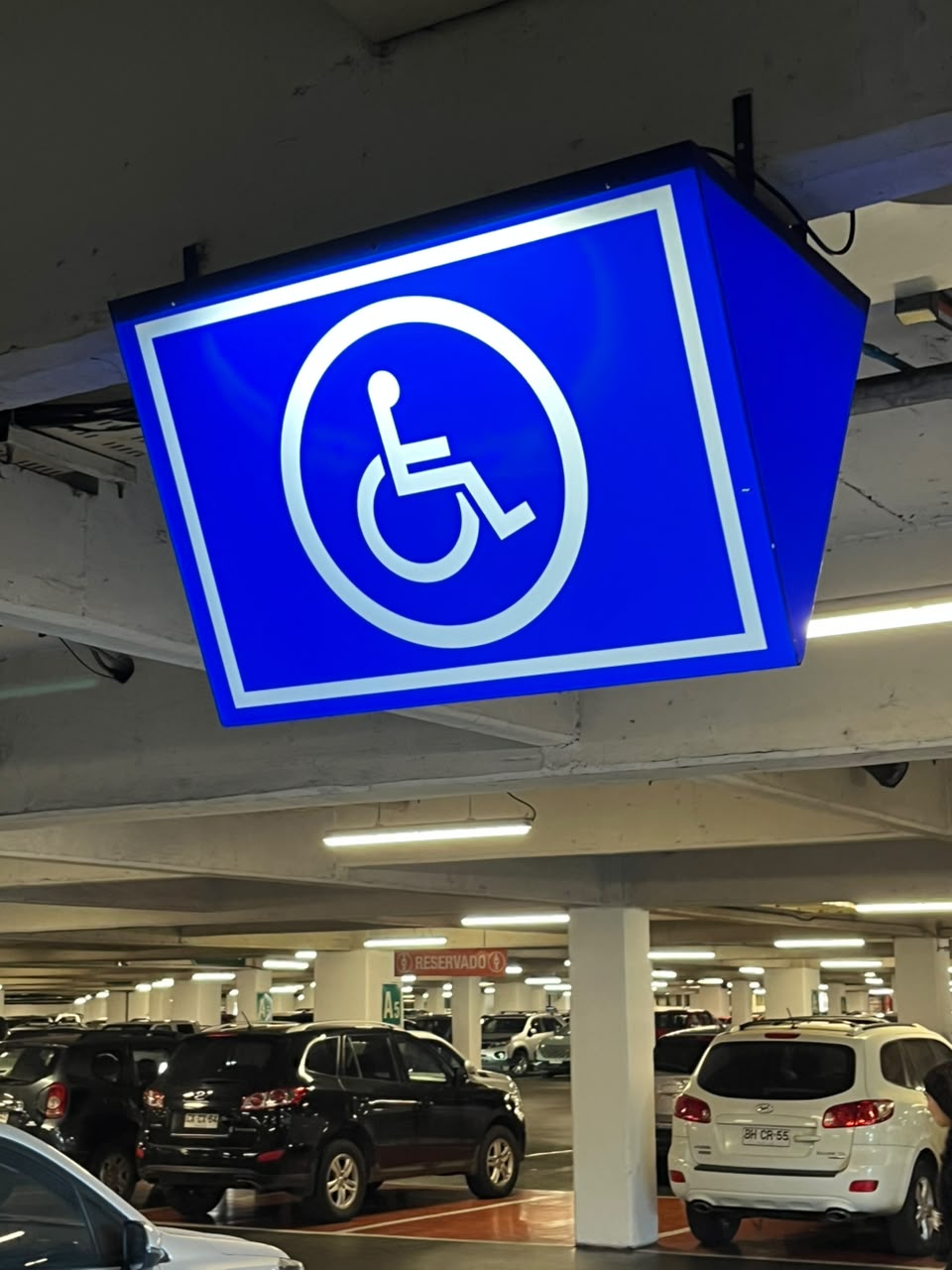 Letrero luminoso de estacionamiento accesible