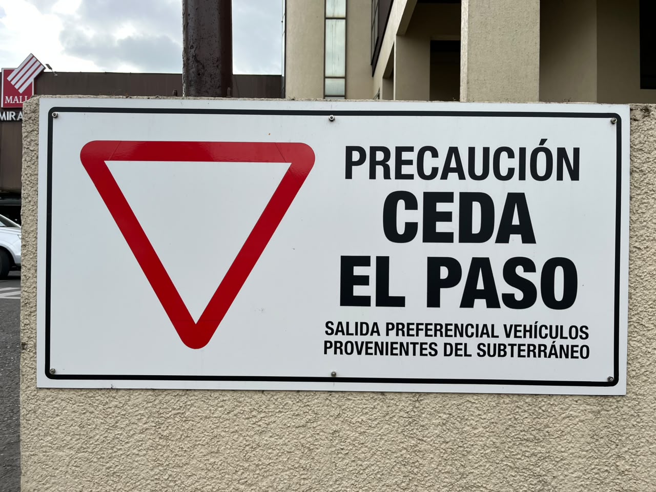 Placa Precaución Ceda el Paso instalada en salida vehicular