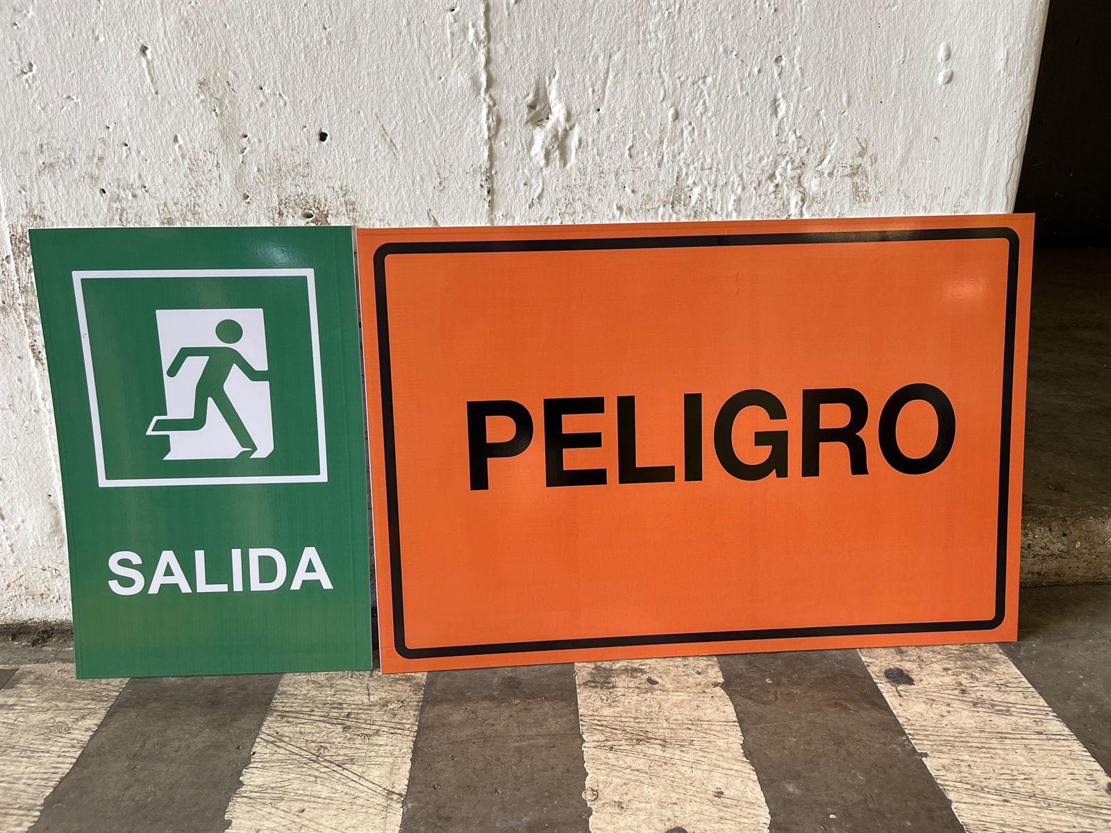 Señales de seguridad Salida y Peligro para faena