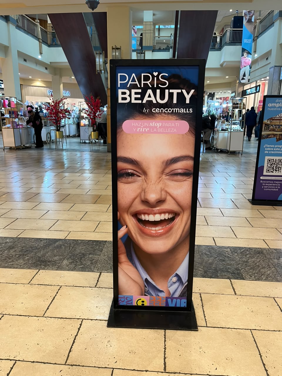 Tótem publicitario Paris Beauty en Cenco Malls